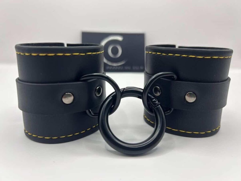 Obsession cuir, artisan de produits BDSM, accessoires style menottes, floggers en cuir