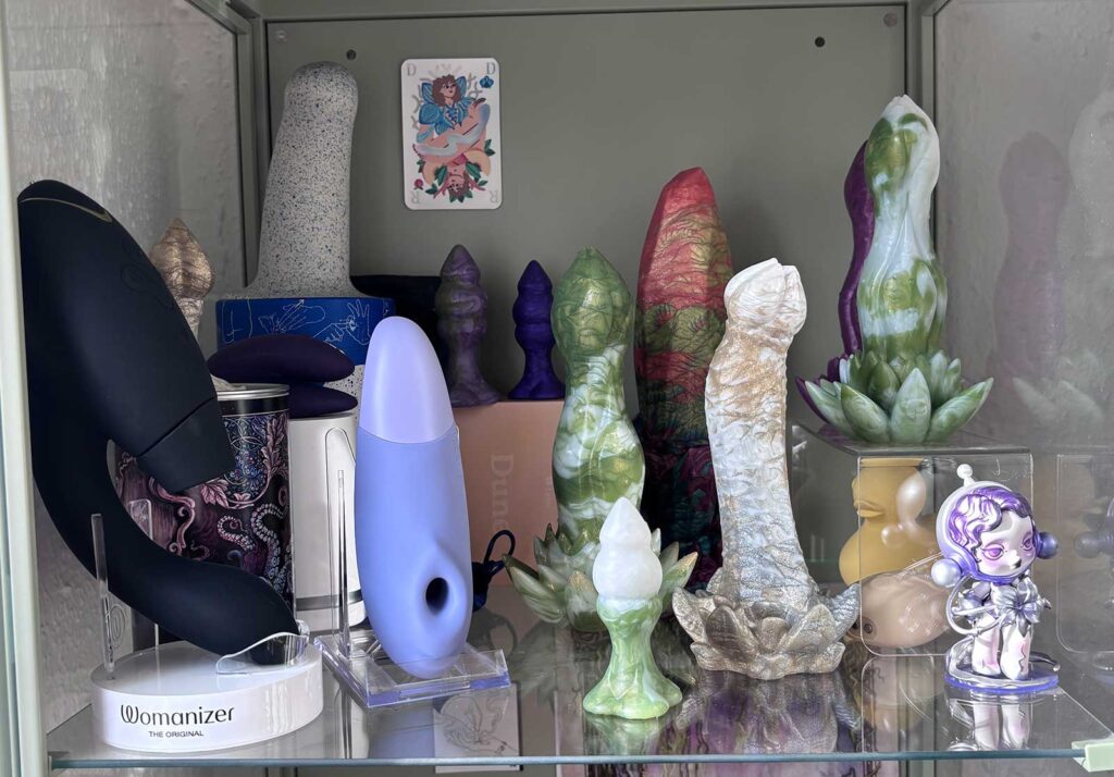 Morgan et sa collection de sextoys ! On en parle, elle vous explique quels sextoys choisir pour débuter